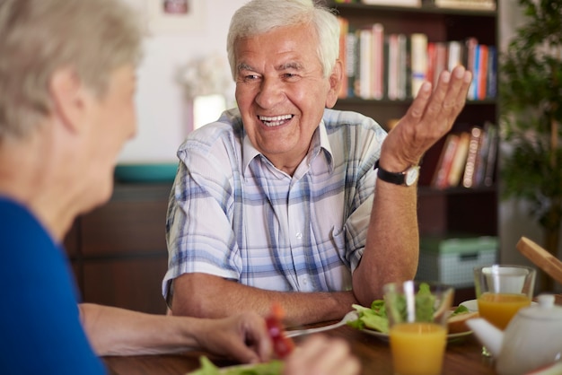 Allegro matrimonio senior di mangiare la colazione insieme