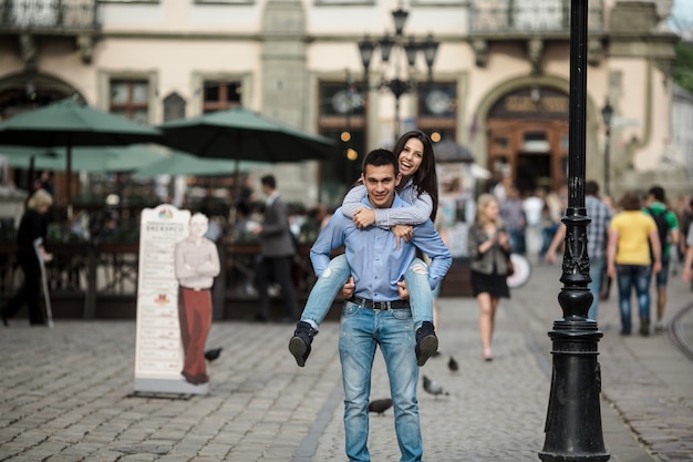 Allegro uomo azienda ragazza sul retro