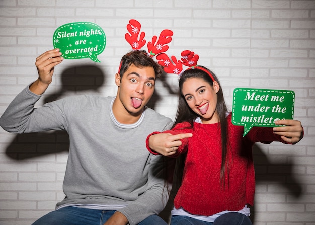 Allegro uomo e donna con cappelli di Natale