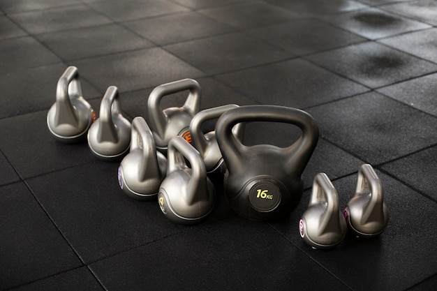 Allenamento al concetto di palestra con kettlebell ad alto angolo