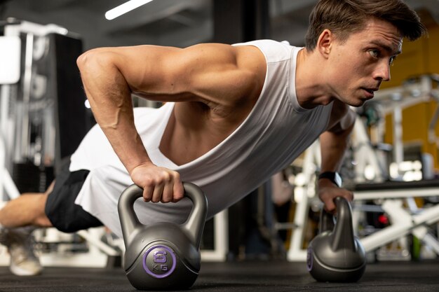 Allenamento completo dell'uomo in palestra