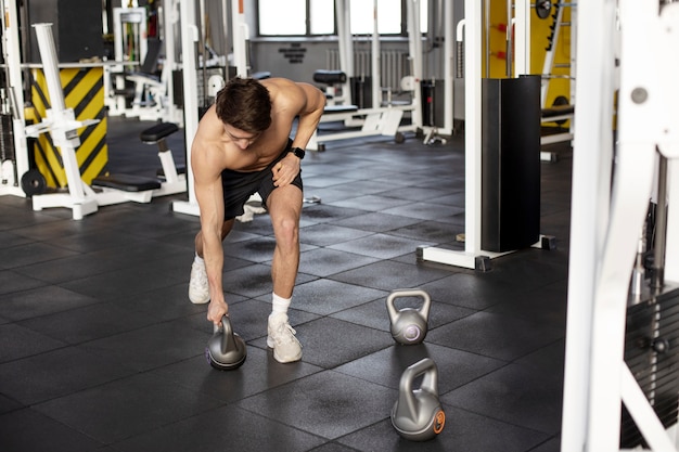 Allenamento completo dell'uomo in palestra