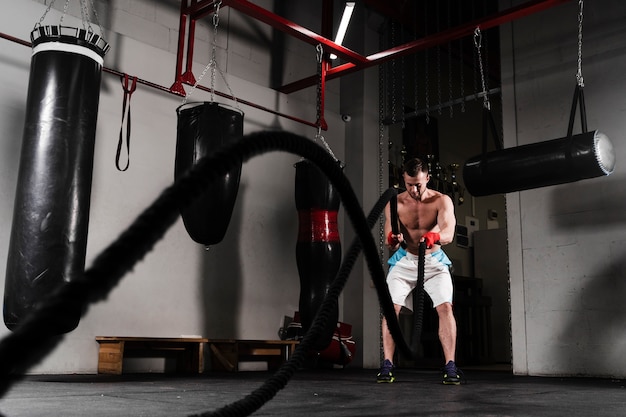 Allenamento da uomo forte a tiro lungo per la competizione di boxe