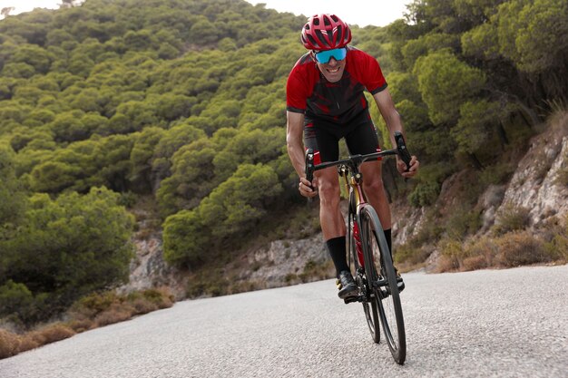 Allenamento del ciclista maschio con la bicicletta all'aperto