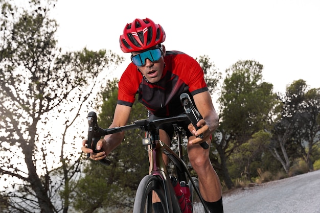 Allenamento del ciclista maschio con la bicicletta all'aperto