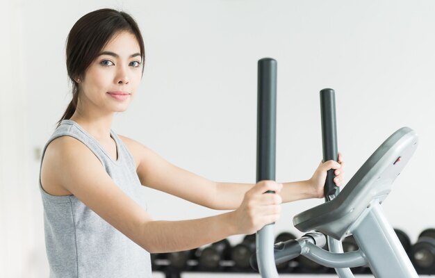 Allenamento della donna al fitness