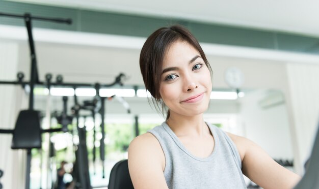 Allenamento della donna al fitness