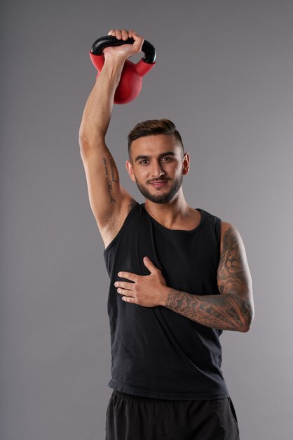 Allenamento di atleta contento con kettlebell