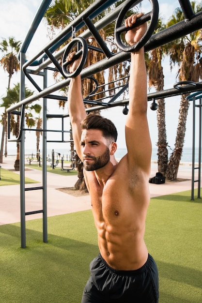 Allenamento di stile di vita di giovane uomo sportivo