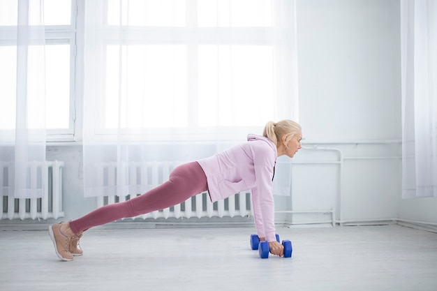 Allenamento donna a tutto campo con manubri