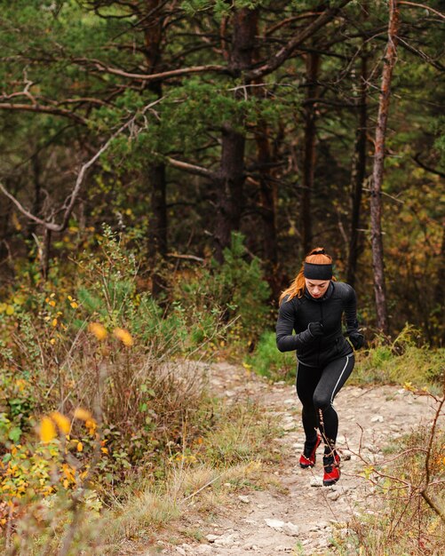 Allenamento in esecuzione all'aperto nella foresta