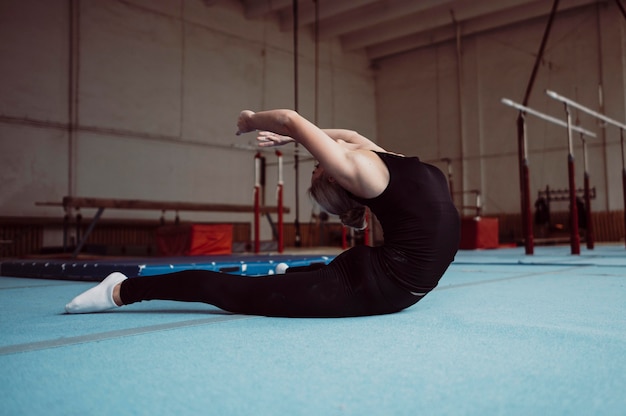 Allenamento laterale della donna per le olimpiadi di ginnastica