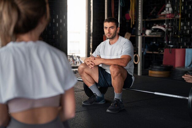 Allenamento per l&#39;uomo in palestra