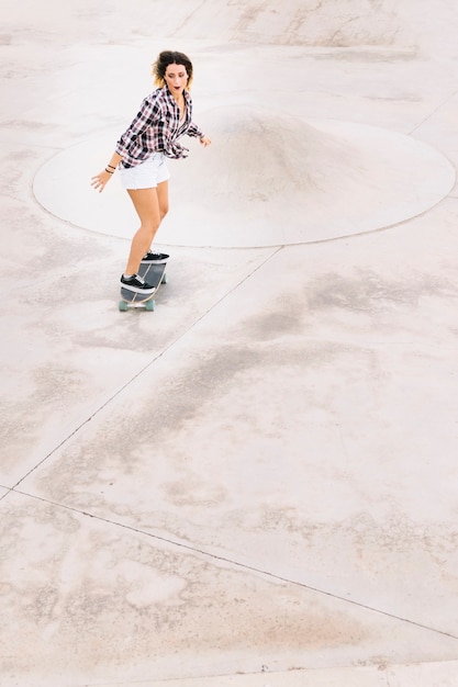 Allenamento ragazza skater