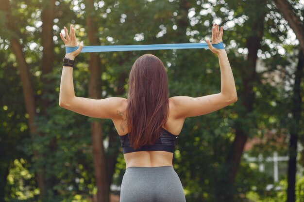 Allenamento sportivo con elastici sportivi