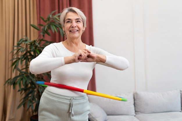 Allenamento sportivo con hula hoop