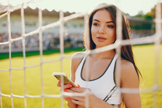 Allenamento sportivo ragazza allo stadio