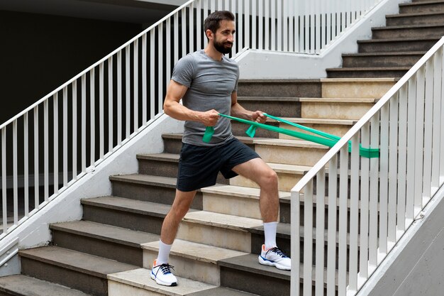 Allenamento uomo a tutto campo con elastico