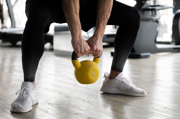 Allenamento uomo con sollevamento pesi