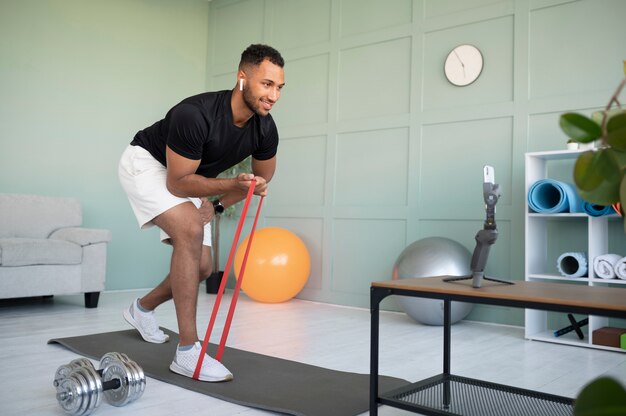 Allenamento uomo sorridente a tutto campo