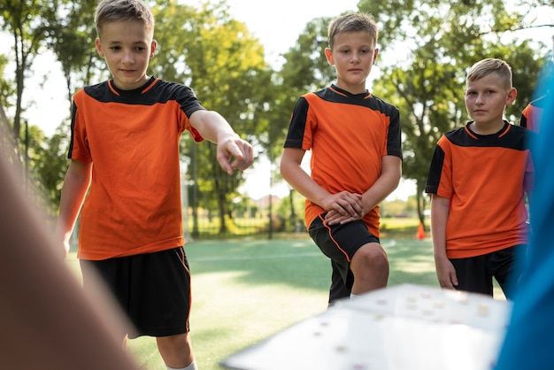 Allenatore di calcio che insegna ai suoi alunni