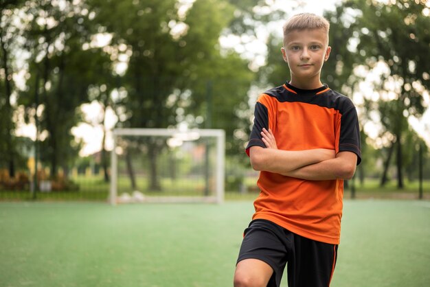 Allenatore di calcio che insegna ai suoi alunni