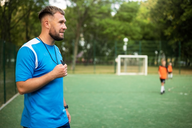 Allenatore di calcio che insegna ai suoi alunni