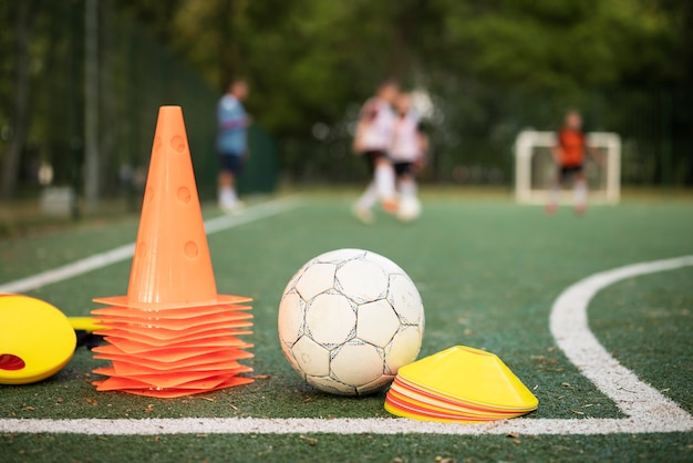 Allenatore di calcio che insegna ai suoi alunni