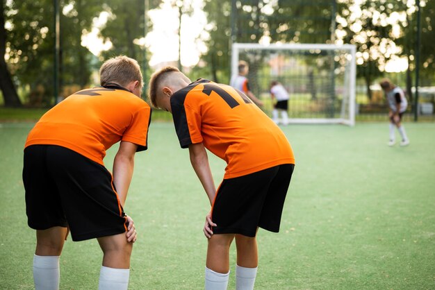 Allenatore di calcio che insegna ai suoi alunni