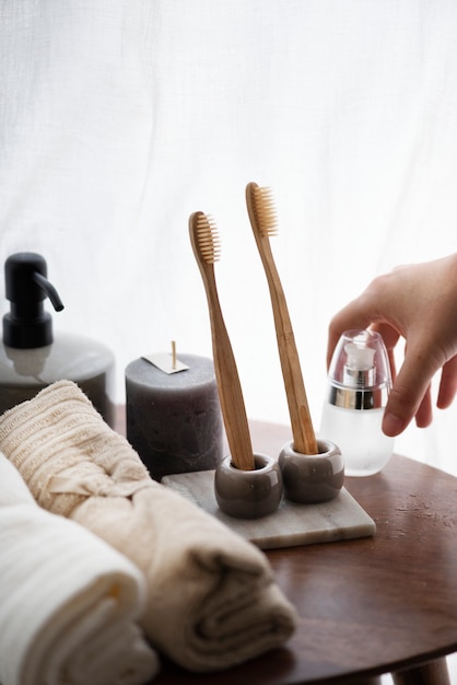 Allestimento bagno estetico con spazzolini ecologici e candela profumata