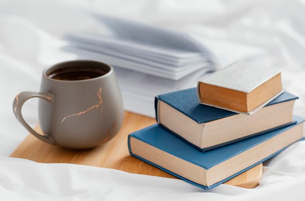 Allestimento con libri e tazza a bordo