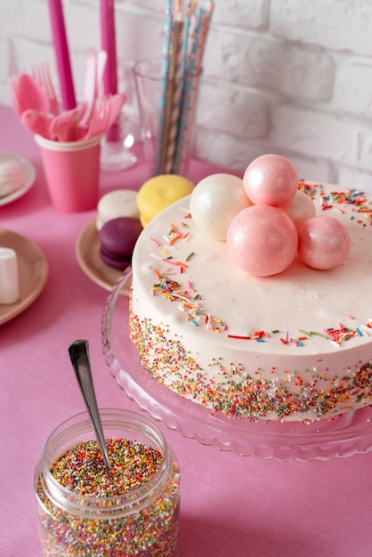 Allestimento tavola per compleanno con torta e amaretti