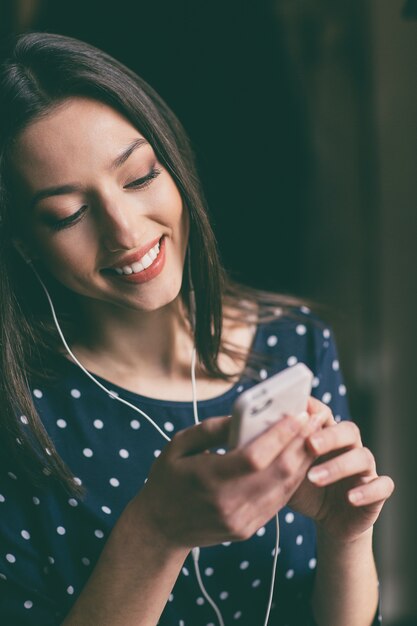 Allievo sorridente invio di un messaggio