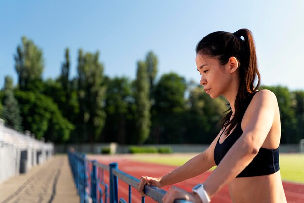 Allungamento femminile del corridore di vista laterale