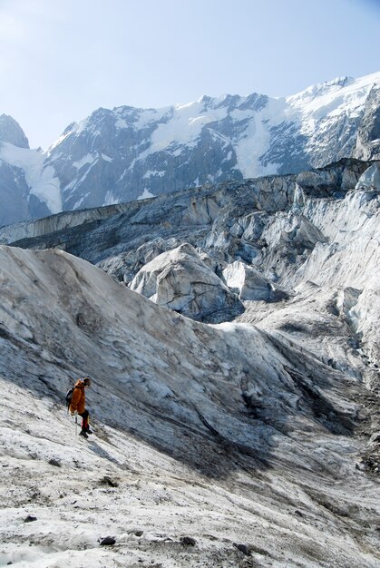 Alpinista in discesa