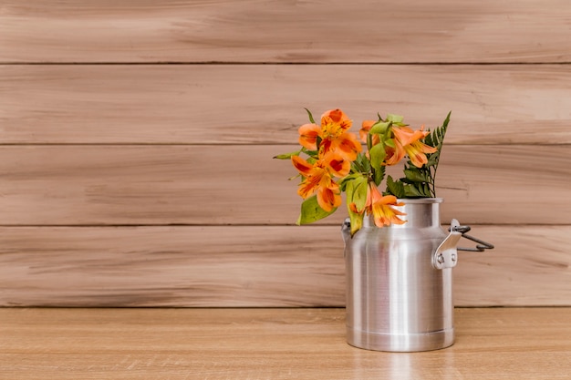 Alstromeria fiori e felci nella brocca di latte