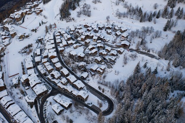 Alta angolazione del villaggio di Wintersport innevato, Sainte-Foy-Tarentaise nelle Alpi in Francia.