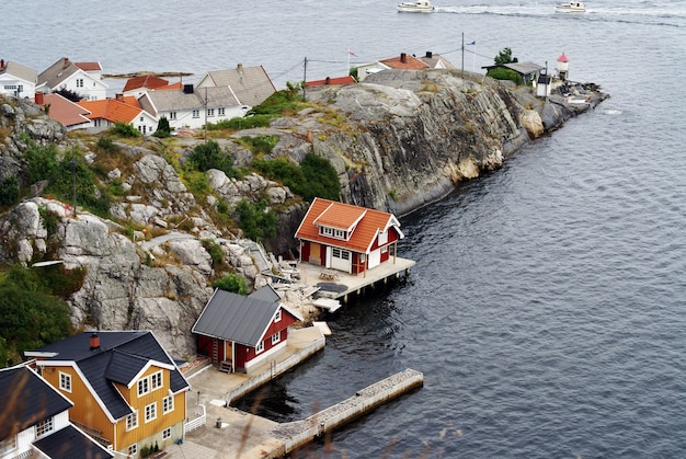 Alta angolazione delle piccole case in riva al mare a Kragero, Telemark, Norvegia