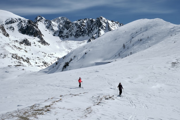 Alta angolazione di una montagna boscosa coperta di neve in Col de la Lombarde - Isola 2000 Francia