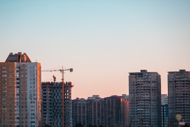 Alta costruzione di edifici in città