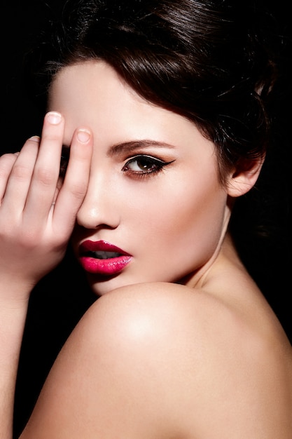 Alta moda look.glamor closeup ritratto di bella bruna sexy caucasica giovane donna modello con trucco luminoso, con labbra rosse, con una pelle pulita perfetta