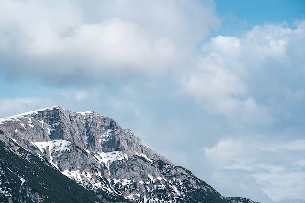 Alta montagna rocciosa sotto il cielo nuvoloso