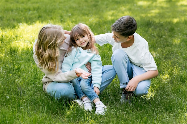 Alta vista bambini e mamma che giocano