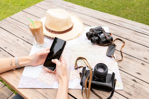 Alta vista degli accessori per un viaggio