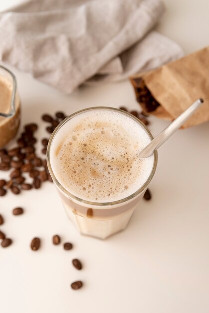 Alta vista del bicchiere di caffè e latte