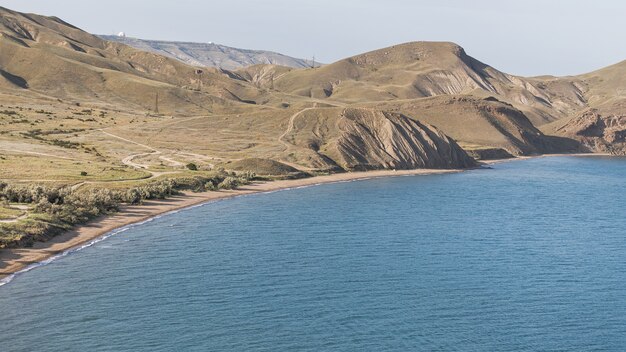 Alta vista del paesaggio dell'oceano bello