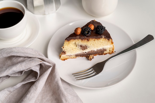 Alta vista fetta di torta con caffè