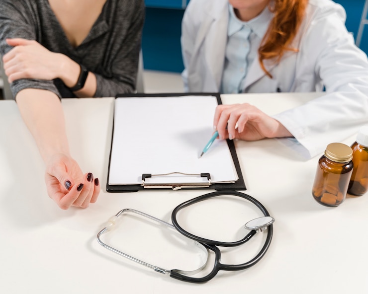 Foto gratuito alta vista medico e paziente