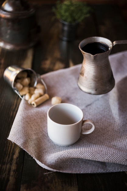 Alta vista tazza di caffè e bollitore