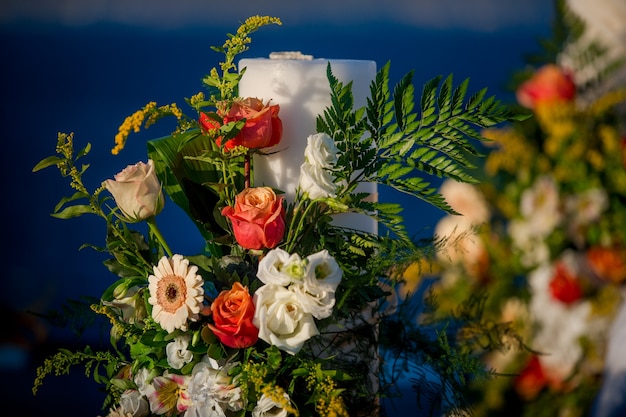 Altare di nozze decorato con verde e fiori d&#39;arancio